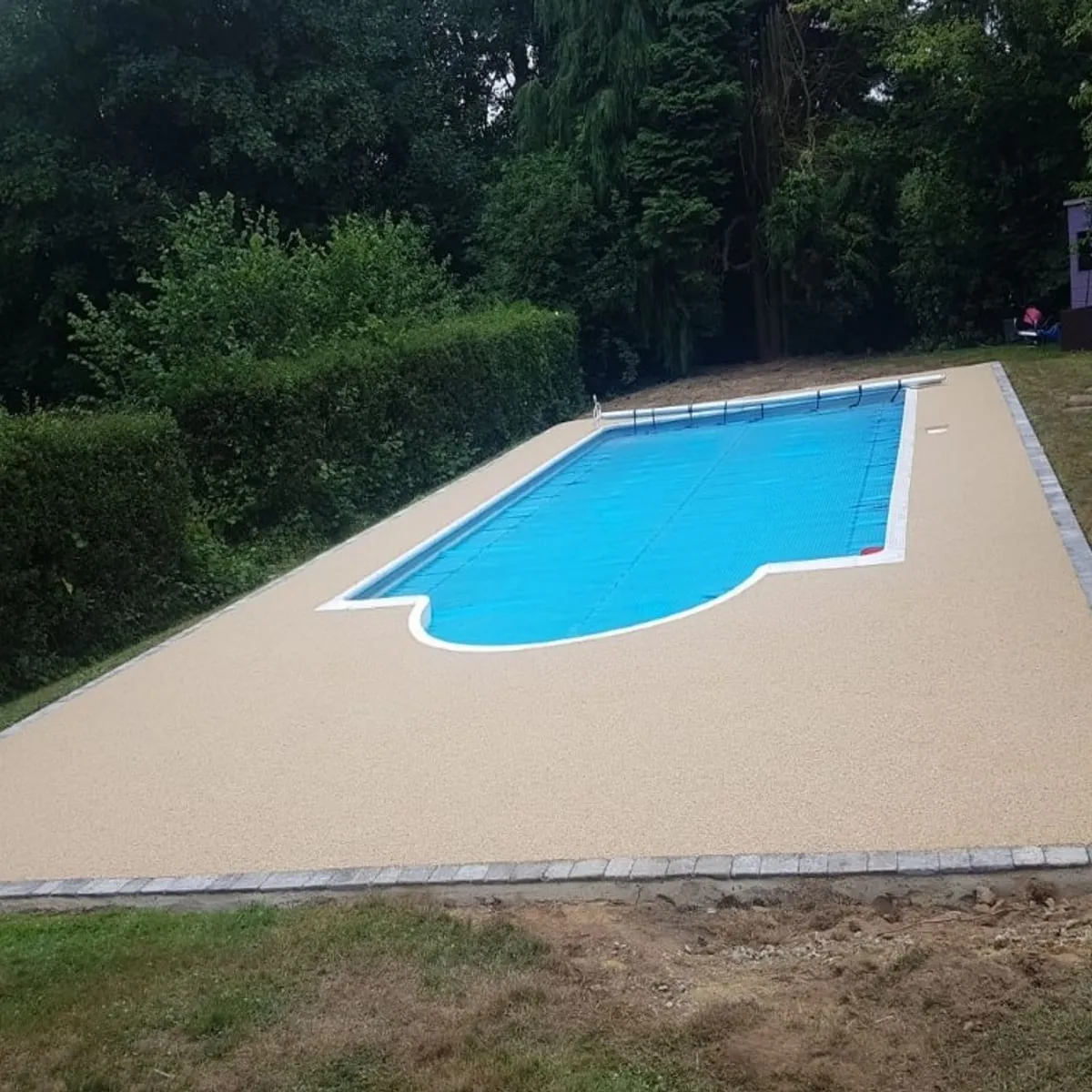 Resin bound surround to an outdoor swimming pool