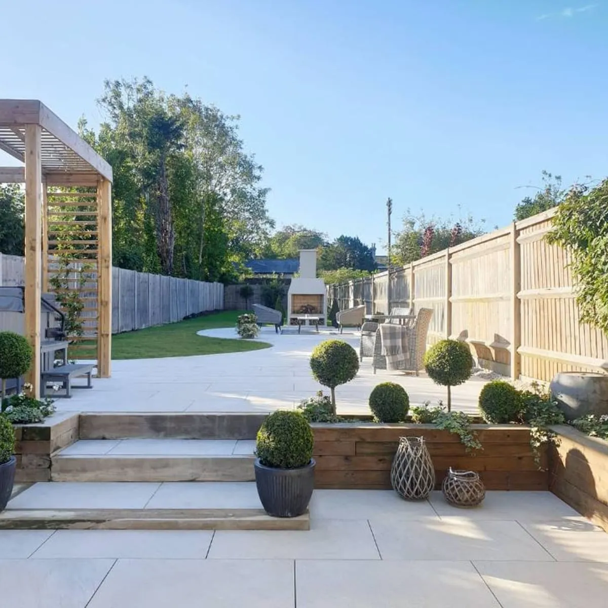 Grey porcelain patio with raised planters